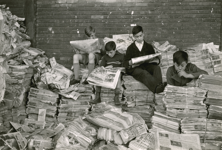 Reading the news in France